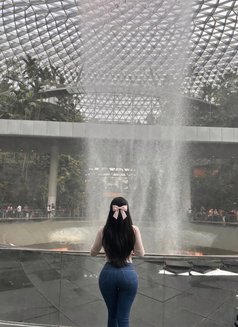 Lilith - puta in Doha Photo 7 of 9