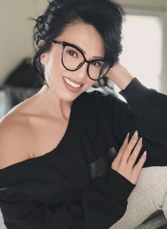 Hot Hawaiian Milf in Town for Few Days - escort in Singapore Photo 8 of 8