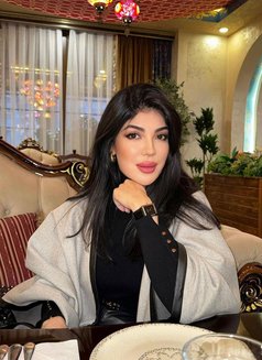 Hot Hot Hot Ms. Taylor - puta in Al Manama Photo 1 of 6