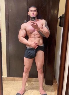 Hot Hung Man Available in Dubai! - Acompañantes masculino in Dubai Photo 1 of 7