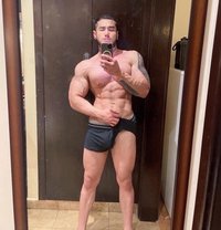 Hot Hung Man Available in Dubai! - Acompañantes masculino in Dubai Photo 1 of 7