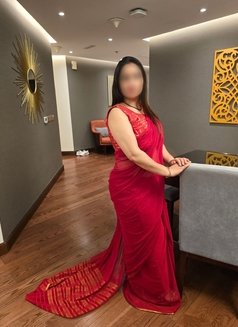 Hot Indian Bhabhi Milf - puta in Dubai Photo 2 of 9