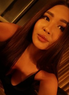 Hot Karina - puta in Al Manama Photo 3 of 8