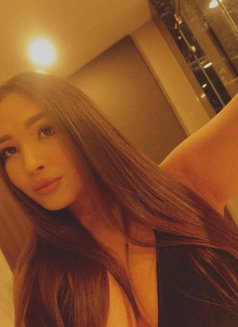 Hot Karina - puta in Al Manama Photo 4 of 8