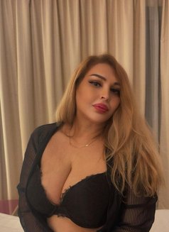 Hot Lady - puta in Al Manama Photo 1 of 3