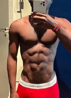 Hoti Black - Acompañantes masculino in Singapore Photo 1 of 5