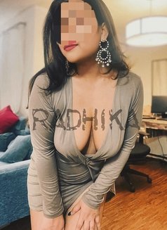 Hotwife Radhika Sharma - Acompañante in Dubai Photo 6 of 9