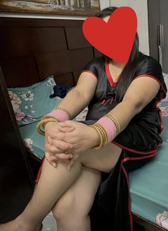 House' Wife - puta in Noida Photo 1 of 1