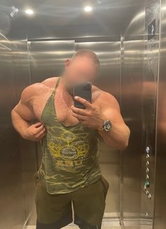 Huge British Muscle Daddy - Male escort in Abu Dhabi Photo 8 of 9