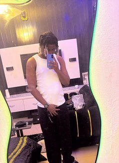 Hun Cho - Intérprete masculino de adultos in Lagos, Nigeria Photo 1 of 1