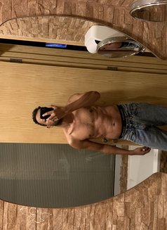 Hung - Masajista in Dubai Photo 2 of 3