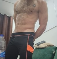 Hung Top - masseur in Byblos