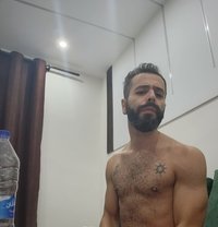 Hung Top - masseur in Byblos