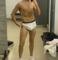 Hung Top Twink - Masajista in Beirut