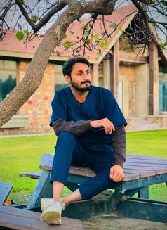 Huryrah - Acompañantes masculino in Lahore Photo 1 of 5
