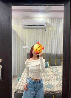 I am Alina North East Girl - puta in New Delhi Photo 2 of 6