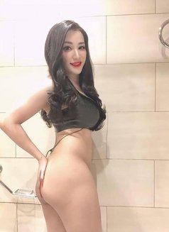 I’m both sweet bottom - Transsexual escort in Abu Dhabi Photo 2 of 12