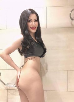 I’m both sweet bottom - Transsexual escort in Abu Dhabi Photo 1 of 10