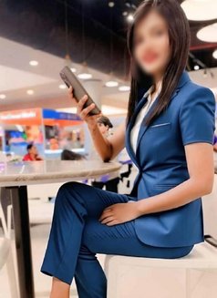 real meet and cam - escort in Mumbai Photo 4 of 5