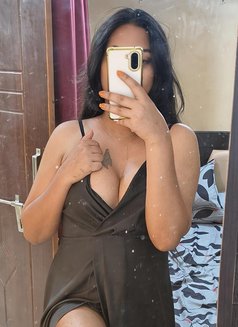 𝚞𝚛𝚟𝚊𝚜𝚑i silk - Transsexual escort in Candolim, Goa Photo 24 of 30