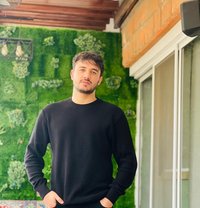 Ikram Khan - Acompañantes masculino in Lahore