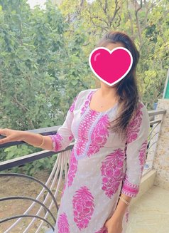 Independent Nidhi - puta in New Delhi Photo 1 of 4