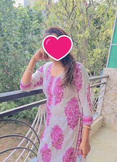 Independent Nidhi - puta in New Delhi Photo 2 of 4