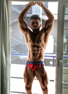 Indian Muscle Guy in Doha for 14. Days - Male escort in Doha Photo 2 of 9