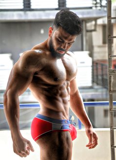 Indian Muscle Guy in Doha for 14. Days - Male escort in Doha Photo 3 of 9
