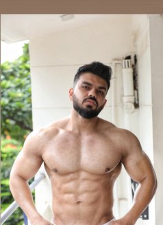 Indian Muscle Guy in Doha for 14. Days - Male escort in Doha Photo 4 of 9