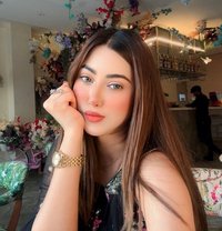 Radhika - puta in Dubai