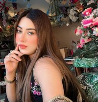 Radhika - puta in Dubai