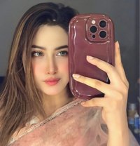 Radhika - puta in Dubai