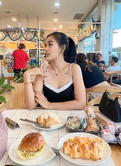 Iris - escort in Bali Photo 6 of 6