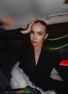 Iris - escort in Hong Kong Photo 7 of 11