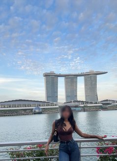 Iris - escort in Colombo Photo 8 of 12