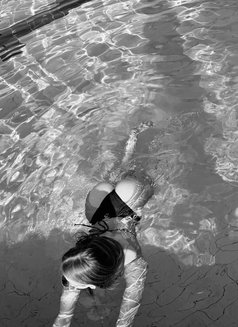 Iris - escort in Colombo Photo 9 of 12