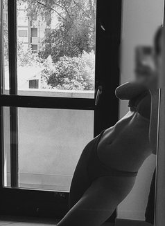 Iris - escort in Colombo Photo 12 of 12