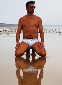 Isaac XXL - masseur in Lisbon Photo 1 of 9