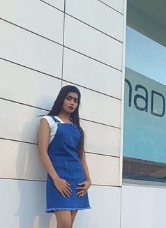Ishani Singh - puta in Mumbai Photo 1 of 2