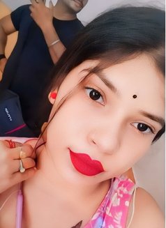 Ishani Singh - puta in Mumbai Photo 2 of 2