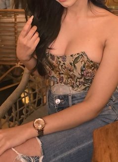 Ishika Kapoor - puta in Mumbai Photo 1 of 1