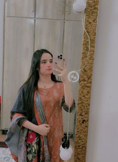 Ishita Cute - puta in Abu Dhabi Photo 1 of 2