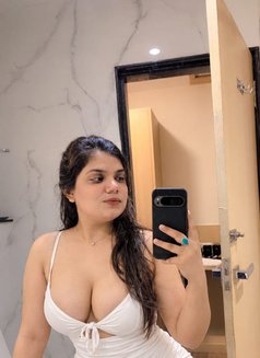 Ishita - puta in Mumbai Photo 2 of 9