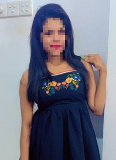 Ishu tank skin Teen girl - puta in Colombo Photo 1 of 4