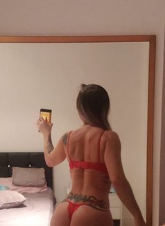 Isis Becker - puta in London Photo 21 of 23