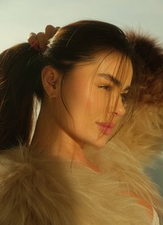 Isis - puta in Dubai Photo 4 of 5