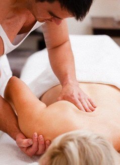 ITALIAN Certified MASSAGE THERAPIST 🇮🇹 - Masajista in Milan Photo 8 of 9