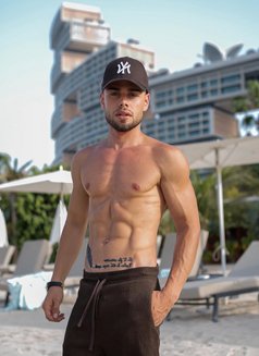 Italyboy - Male companion in Dubai Photo 2 of 9