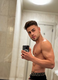 Italyboy - Male companion in Dubai Photo 4 of 9